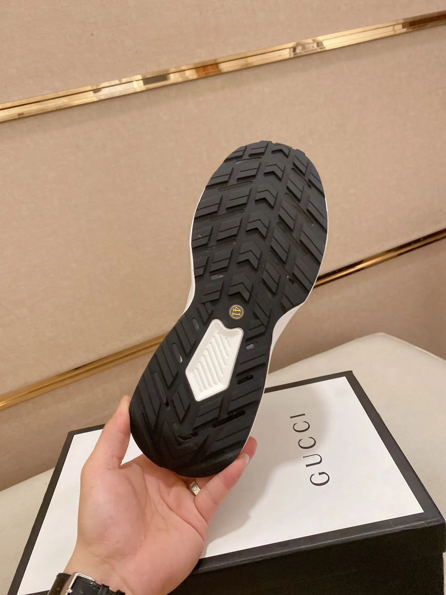 Men's shoes 💰 462💰The new GUCCI (Gucci) counters are launched simultaneously. The new men's shoes, 😘fabrics are selected from imported cowhide, and the lining is sheepskin lining. 👍🏿 High-end ☄️ air-cushion molded anti-slip rubber outsole, exquisite lines, simple and elegant, comfortable and high-end for leisure travel. Code number: 38 to 44 (45 can be customized and cannot be returned or exchanged)